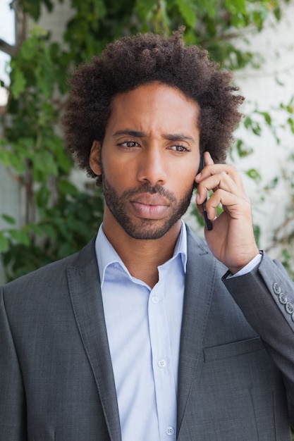 Bel homme d&#39;affaires sur le téléphone