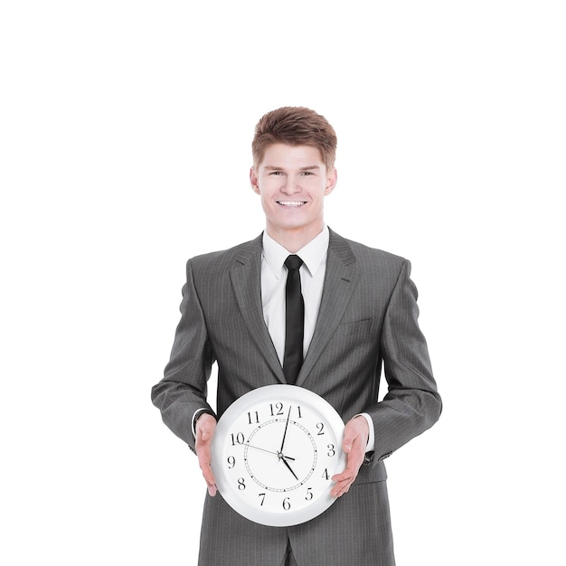 Bel homme d'affaires tenant une grande horloge isolée sur un blanc