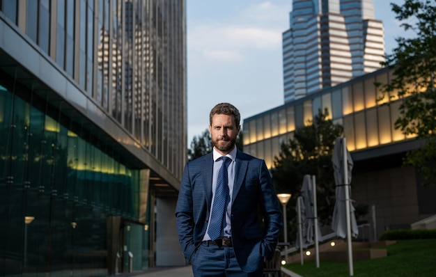 Bel homme d'affaires en tenues de soirée succès commercial homme prospère en costume professionnel directeur exécutif à l'extérieur du bureau masculin mode formelle patron barbu confiant