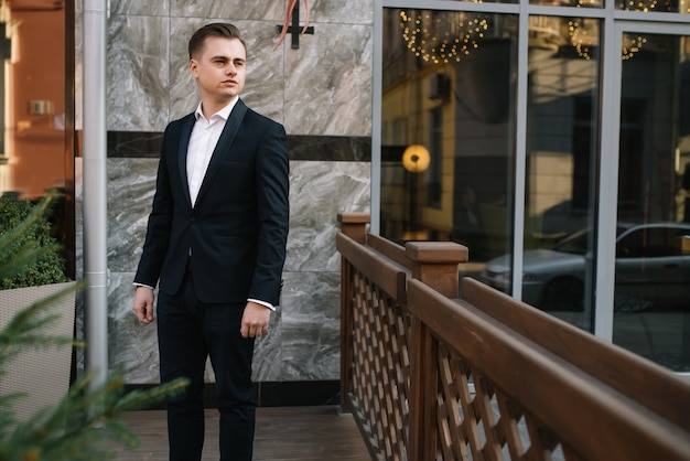 Bel homme d'affaires sur une terrasse