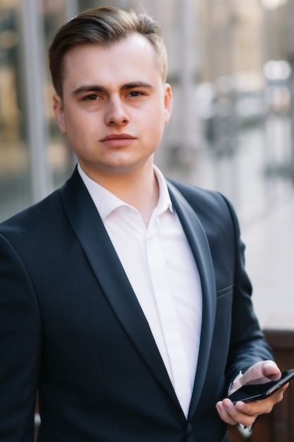 Bel homme d'affaires sur une terrasse