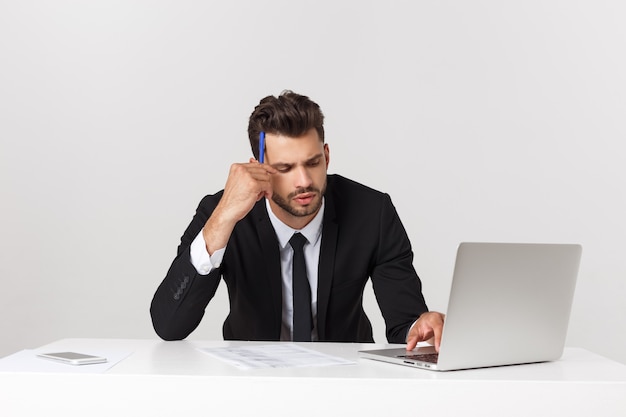 bel homme d'affaires travaillant au bureau