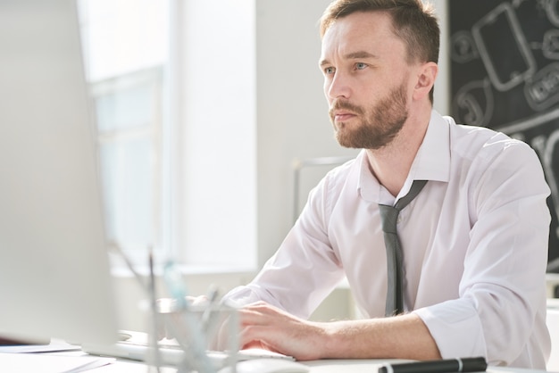 Bel homme d'affaires travaillant au bureau