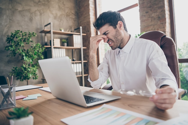 Bel homme d'affaires travaillant au bureau