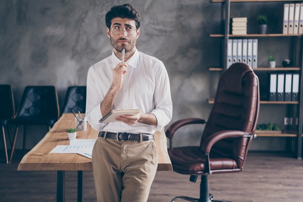 Bel homme d'affaires travaillant au bureau