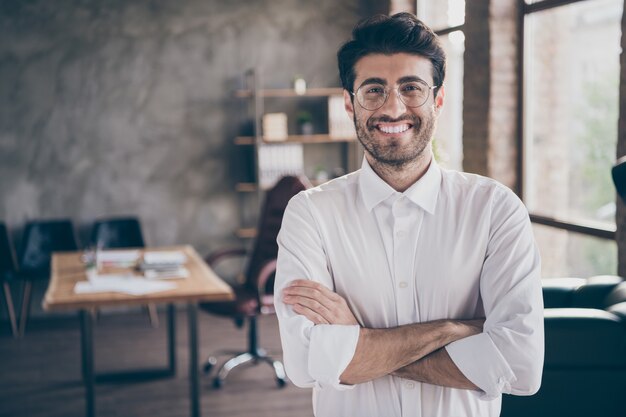 Bel homme d'affaires travaillant au bureau