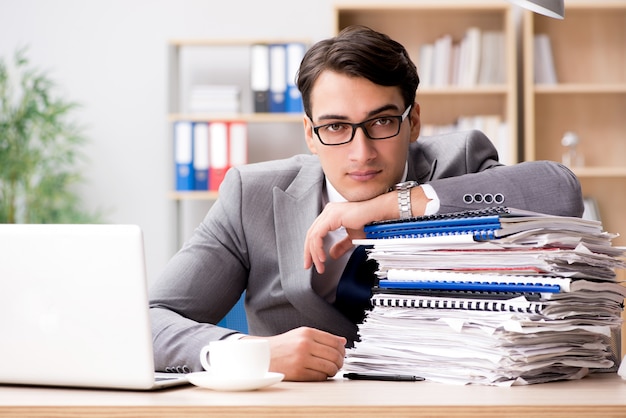 Bel homme d&#39;affaires travaillant au bureau