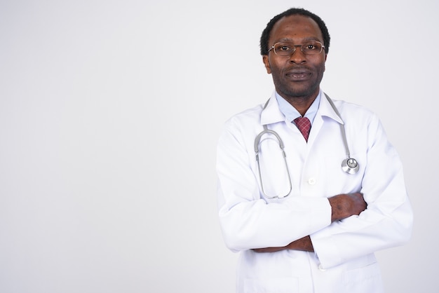 bel homme africain médecin