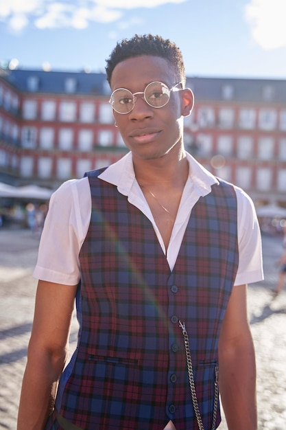 Bel homme africain portant des lunettes et un costume de mode bleu ou marron