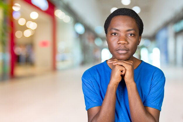 Bel homme africain en regardant la caméra