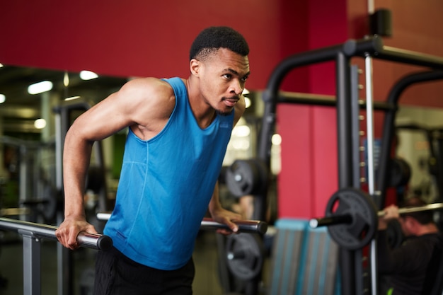 Bel homme afro-américain de formation dans la salle de gym