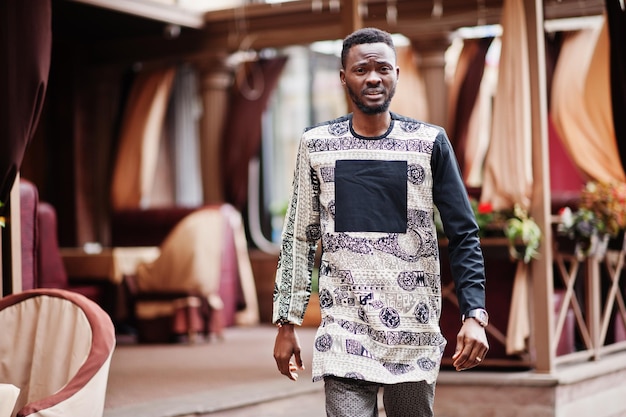 Bel homme afro-américain portant des vêtements traditionnels dans la ville moderne