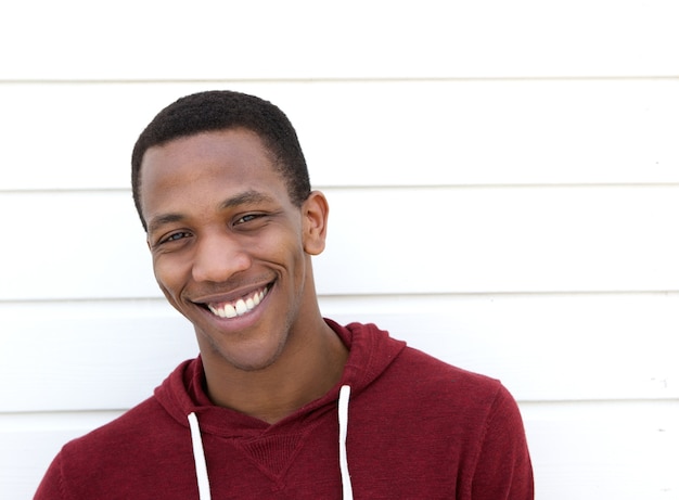 Bel homme afro-américain souriant