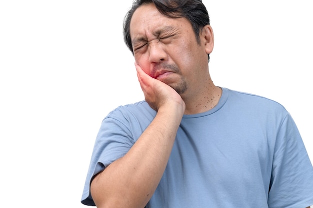 Bel homme âgé d'âge moyen touchant la bouche avec la main avec une expression douloureuse à cause d'un mal de dents