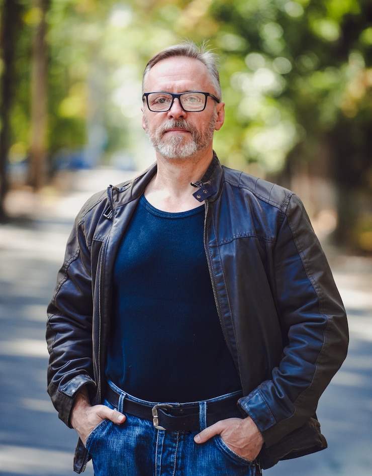 Photo bel homme d'âge moyen aux cheveux gris dans un cadre extérieur.