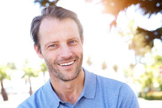 Bel homme d&#39;âge mûr souriant à l&#39;extérieur