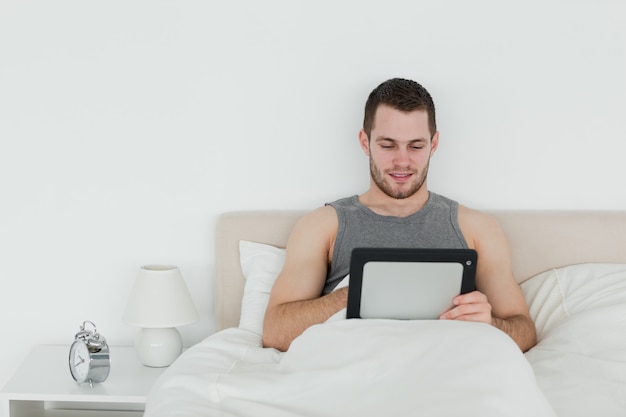 Bel homme à l&#39;aide d&#39;une tablette PC