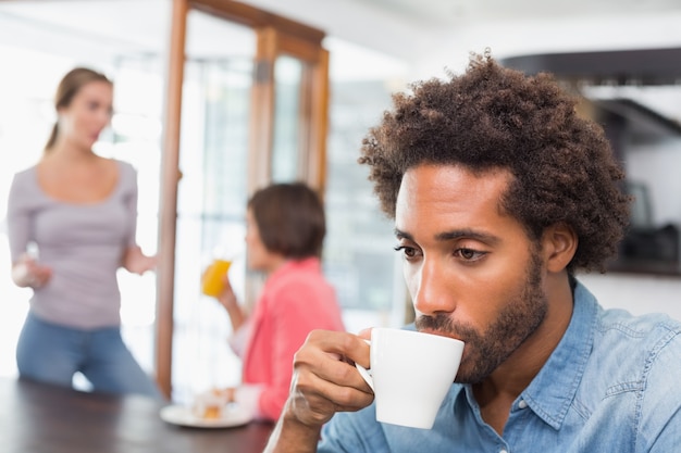 Bel homme appréciant son café