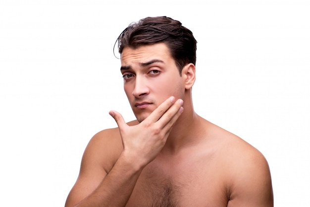 Bel homme après douche isolé