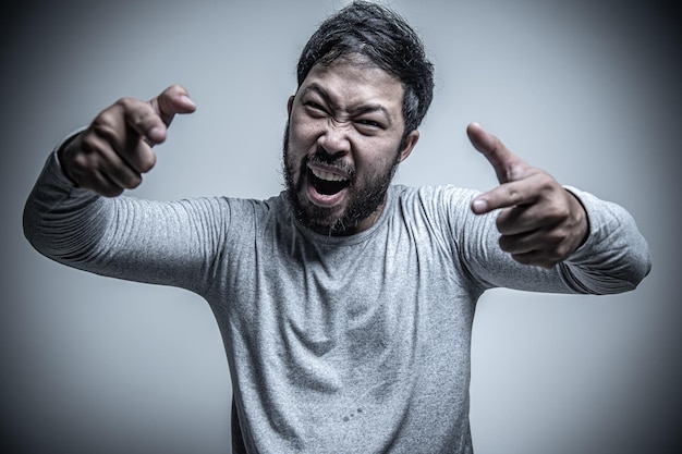 Bel homme asiatique en colère sur fond blanc Portrait de jeune concept masculin Stress