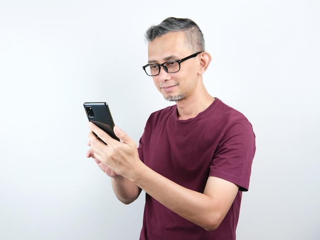 Le bel homme asiatique avec un t-shirt a été surpris et choqué en recevant les nouvelles en ligne