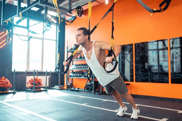 Bel homme athlétique s'entraînant pendant l'entraînement