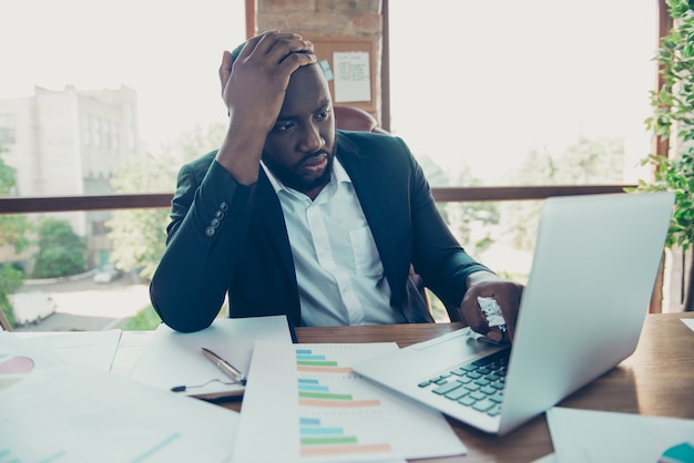 Bel homme au bureau travaillant