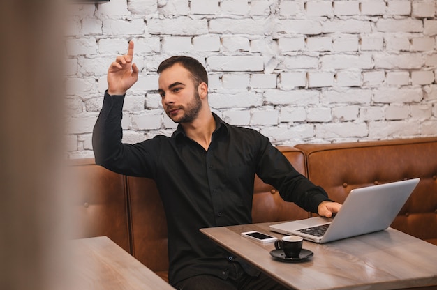 Bel homme au café demandant au serveur