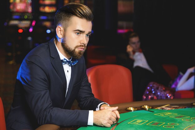 Bel homme au casino