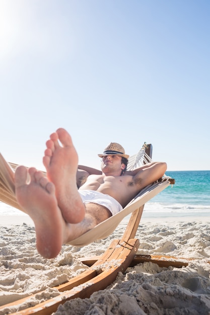 Bel homme au repos dans le hamac