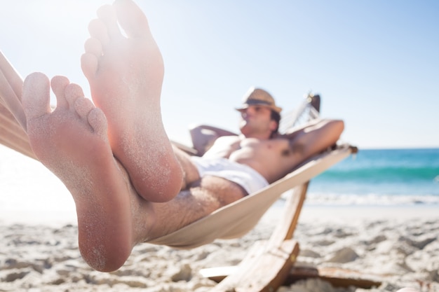 Bel homme au repos dans le hamac