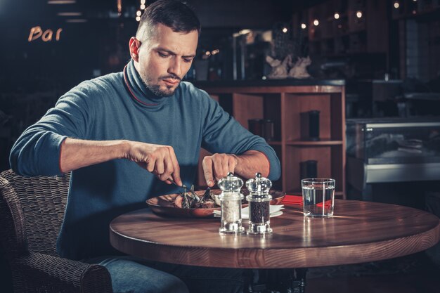 Bel homme au restaurant