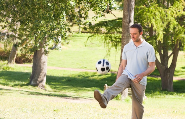 Bel homme avec une balle