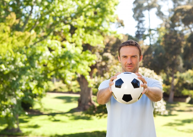 Bel homme avec une balle