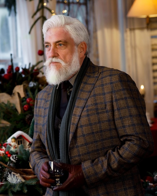 un bel homme avec une barbe blanche