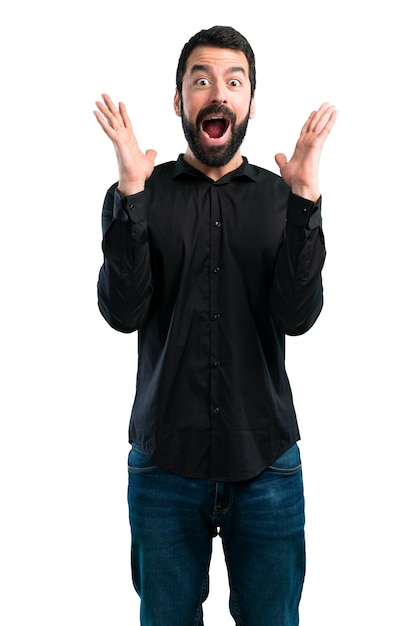 Bel homme avec une barbe faisant un geste surprise sur fond blanc