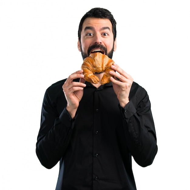 Bel homme avec une barbe avec de la pâtisserie sur fond blanc