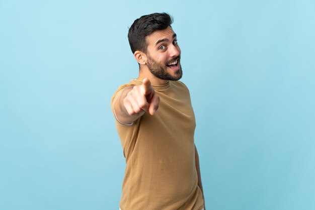 Bel homme avec une barbe en studio