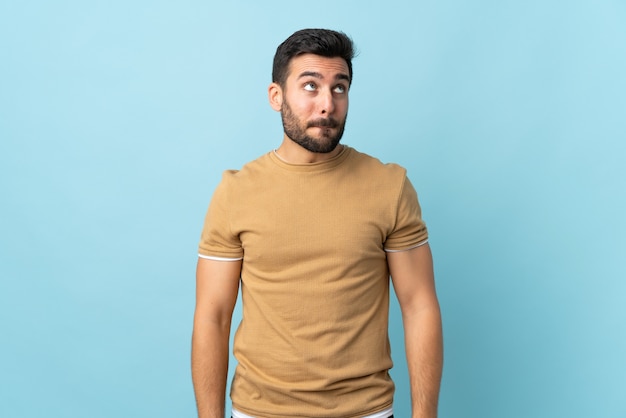 Bel homme avec une barbe en studio