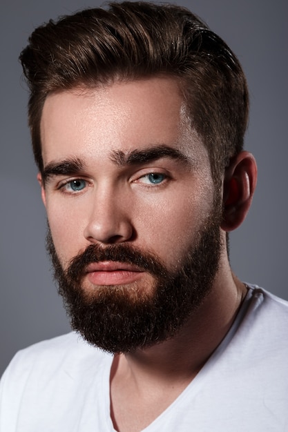 Bel homme avec une barbe