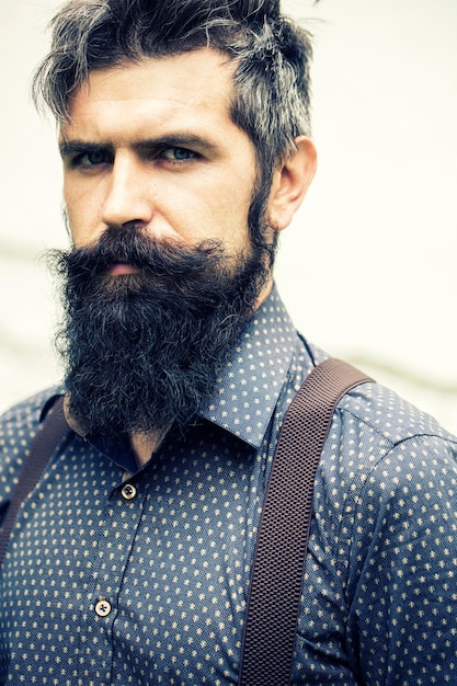 Bel homme à barbe