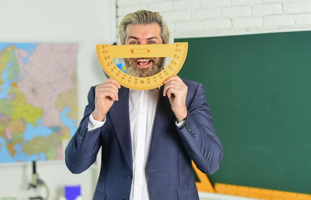 Photo bel homme barbu au tableau de classe étude et éducation école moderne journée de la connaissance méthode d'enseignement moderne chaque école définit les sessions d'examen final leçon d'enseignant moderne