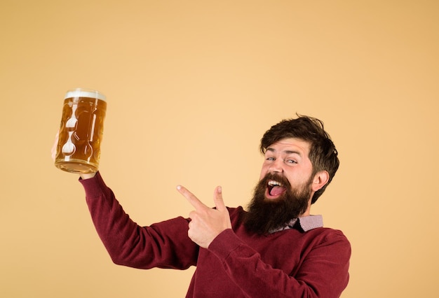 Bel homme barbu buvant de la bière homme dégustant de la bière pression homme tenant une chope de boisson brasseur heureux