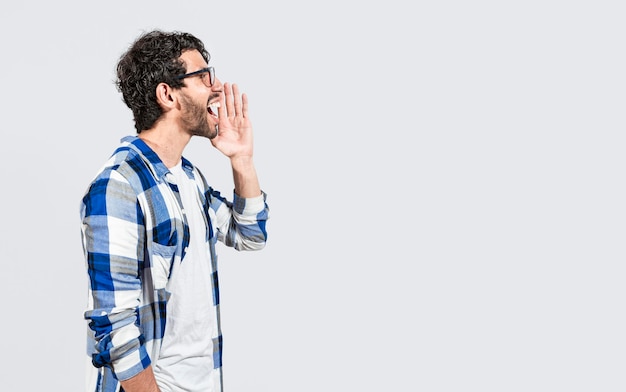 Bel homme barbu criant et annonçant une promotion Profil latéral beau mec criant une annonce isolée Personne criant et annonçant une bannière