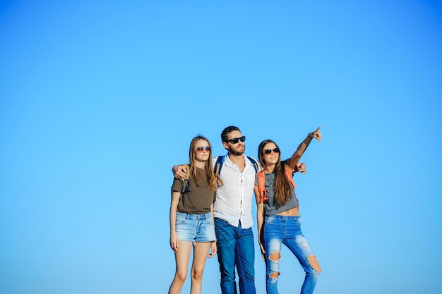 Bel homme barbu avec des filles