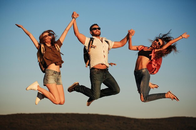 Bel homme barbu avec des filles