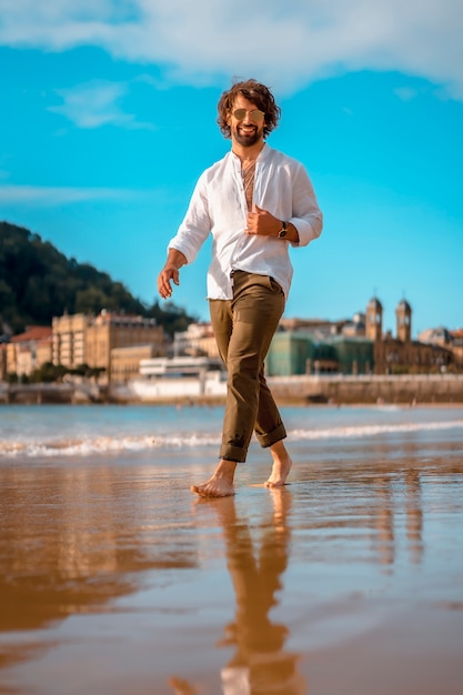 Bel homme barbu à la plage