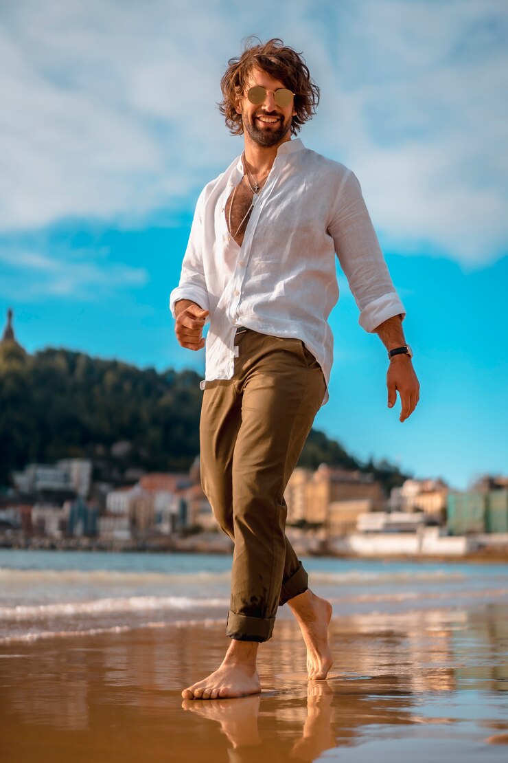Bel homme barbu à la plage