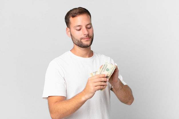 Bel homme avec des billets en dollars