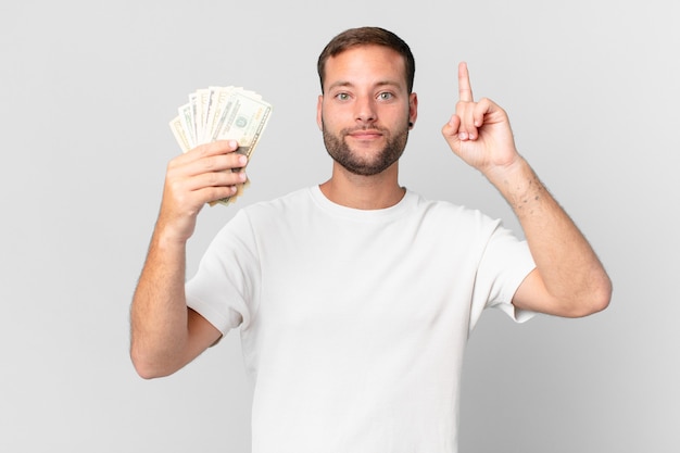 Bel homme avec des billets en dollars